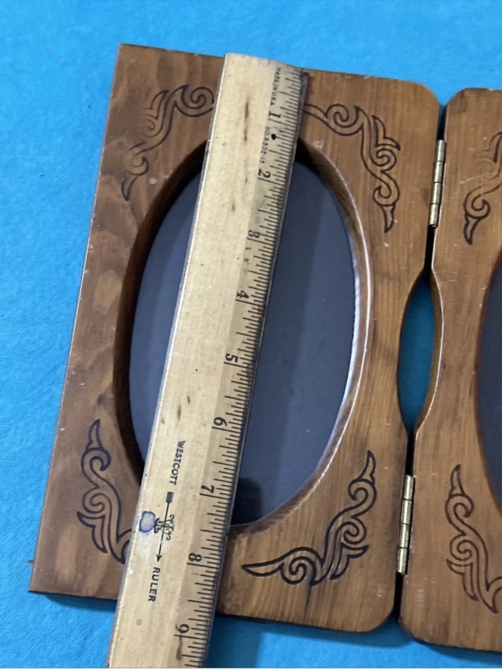 Unique VINTAGE Bi-fold PHOTO FRAME Wood Oval carved 4x7